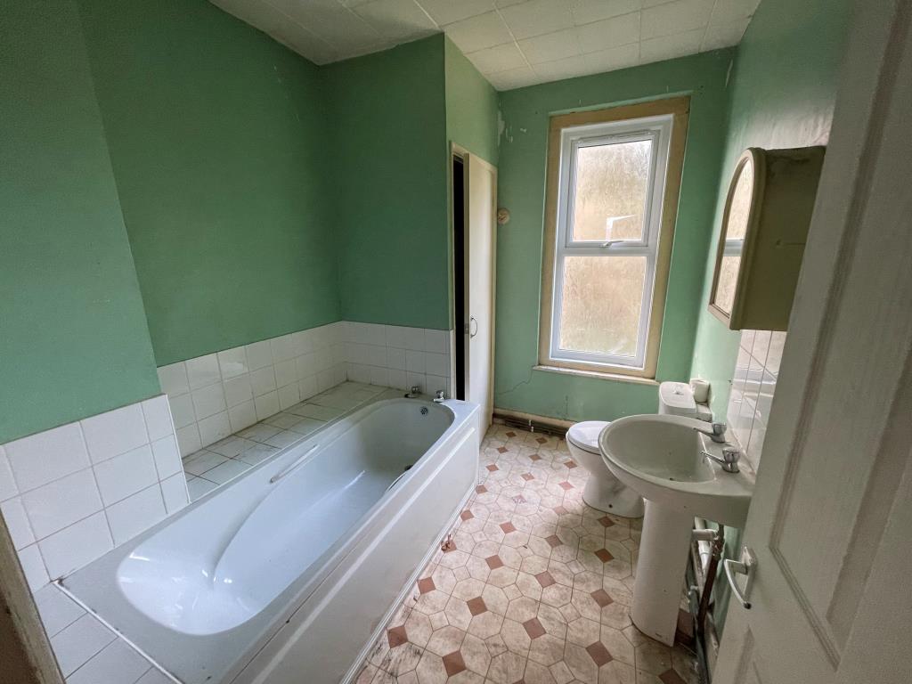 Lot: 26 - MID-TERRACE HOUSE FOR COMPLETE REFURBISHMENT - Bathroom